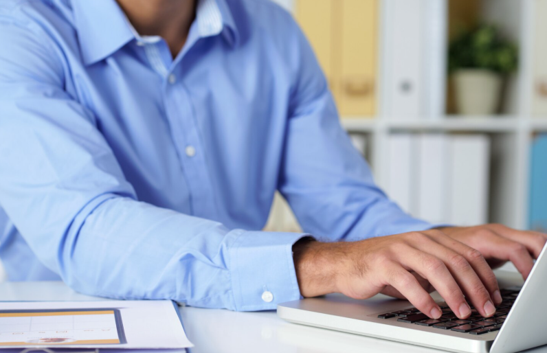 Traductor manejando documentos para inversores con confidencialidad y precisión