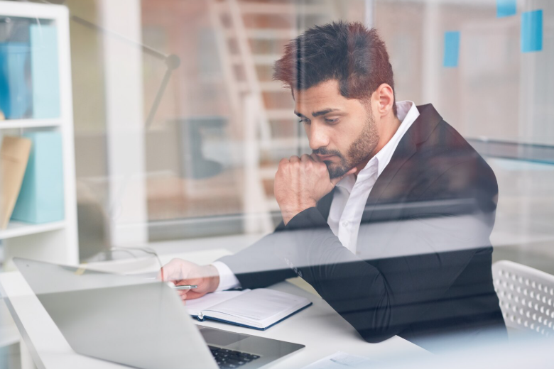  Traductor profesional verificando la traducción de un informe para inversores